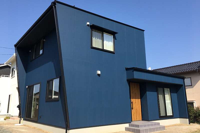 ネイビーブルーが映える二世帯のお家