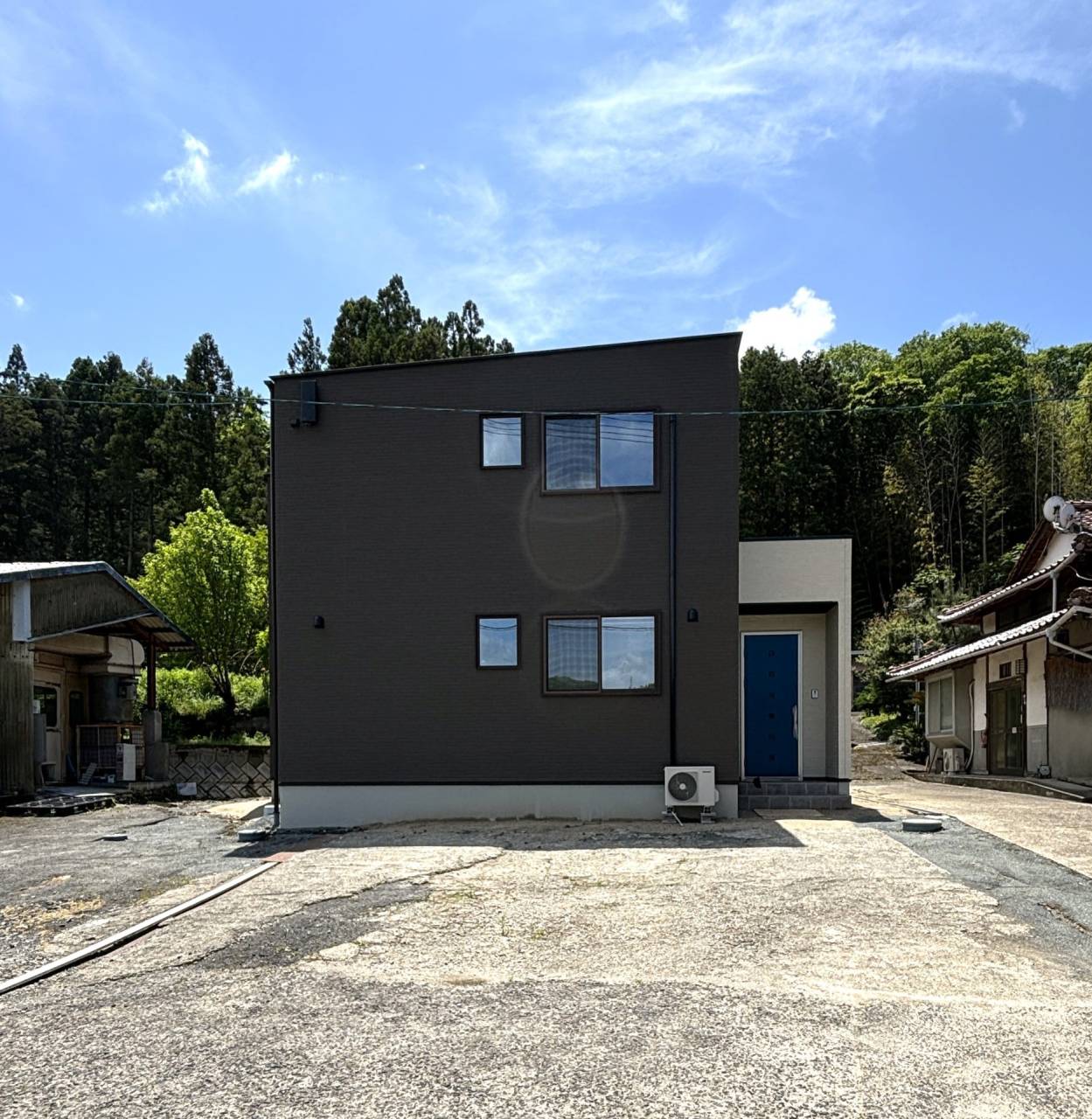 吹抜リビングと小上がり和スペースのある家